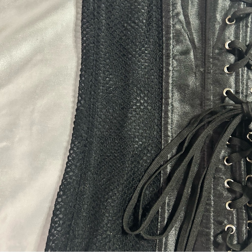 Mesh Corset - Picture 4 of 5